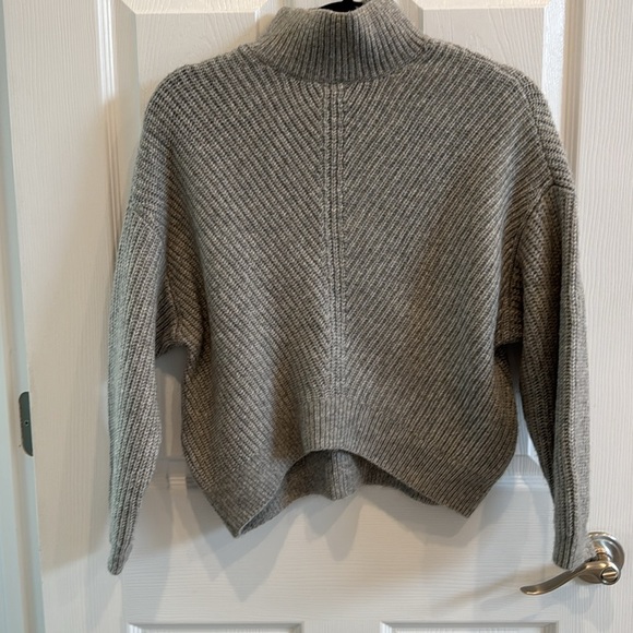 Express -Size XS- grey sweater - Picture 3 of 9